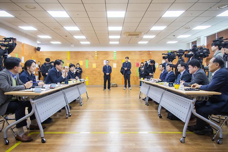 [4/6 보도] 인천 서구청장, 기후부 장관과 종량제봉투 생산 현장 동행 점검 사진